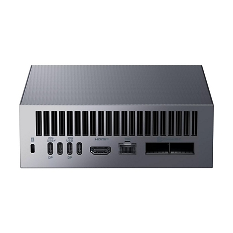 Rückseite eines grauen Mini-PCs mit Lüftungsschlitzen und Anschlüssen für USB, HDMI, Ethernet und ConnectX-7.