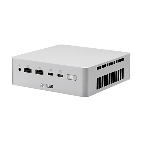 Kompakter silberner ASUS Mini-PC mit Frontanschlüssen für USB, Audio und einem beleuchteten Ein-Aus-Schalter.