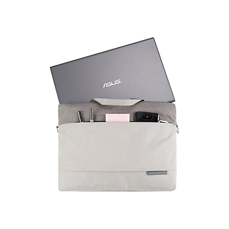 Graue Asus Laptoptasche mit eingestecktem Notebook, Smartphone und Zubehör vor weißem Hintergrund.