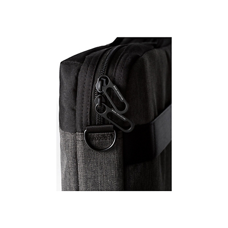 Nahaufnahme der Reißverschluss-Zipper einer schwarzen Asus-Laptoptasche mit dem Aufdruck Asus Collection.
