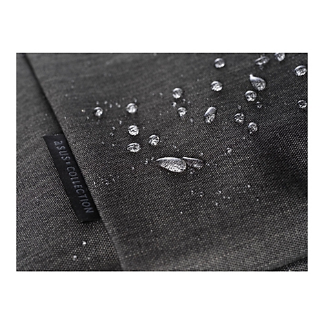 Nahaufnahme von grauem Stoff mit Wassertropfen und einem kleinen Etikett mit der Aufschrift ASUS COLLECTION.