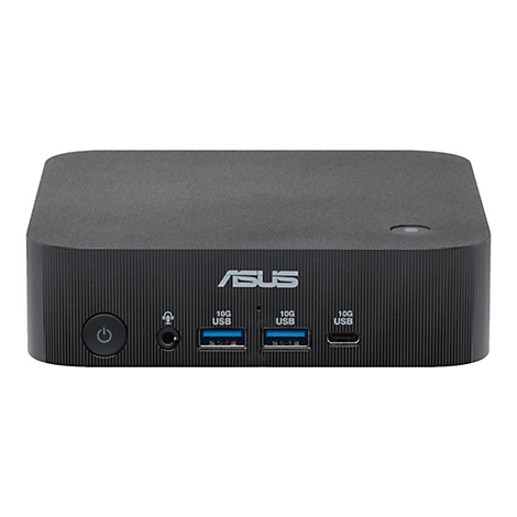 Schwarze Asus Mini-PC-Vorderseite mit Power-Button, Audio-Anschluss, zwei USB-A- und einem USB-C-Port.