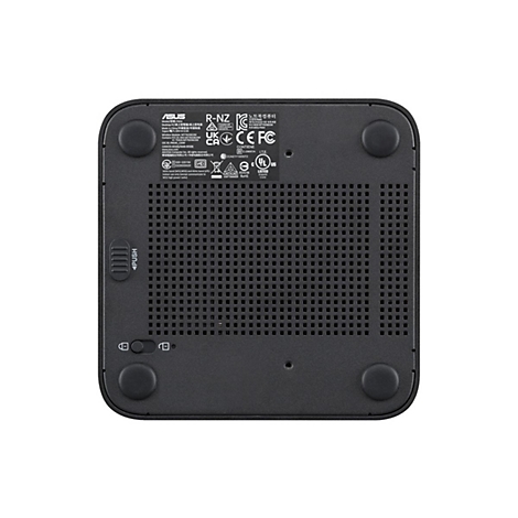 Unterseite eines schwarzen Asus Mini-PCs mit Lüftungsschlitzen, Produktinformationen und Gummifüßen.