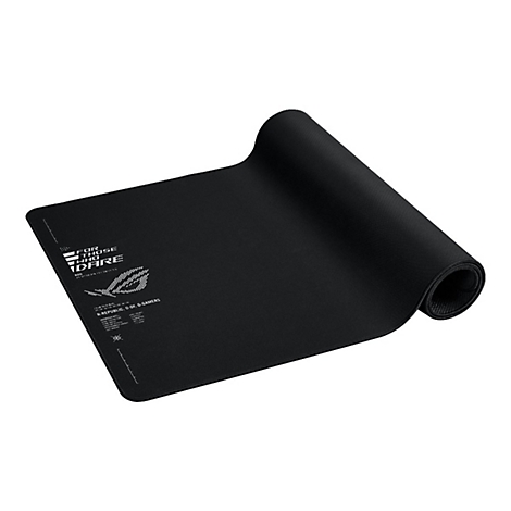 Schwarzes ASUS ROG Mauspad, teilweise eingerollt, mit weißem Text und Logo-Druck auf der Oberfläche.