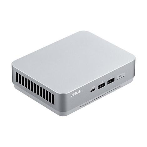 Silberfarbener Mini-PC von ASUS. Auf der Vorderseite befinden sich USB-Anschlüsse und ein Einschaltknopf.