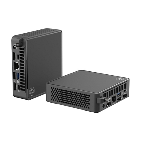 Zwei graue Mini-PCs, der eine hochkant, der andere flach liegend. Ports und Anschlüsse sind sichtbar.