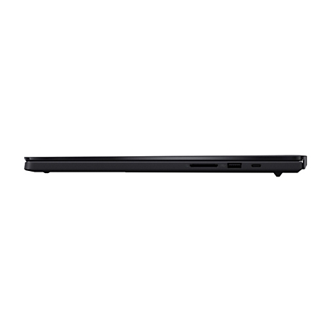 Seitenansicht eines schwarzen Laptops. Sichtbar sind Anschlüsse für SD-Karte, USB und Strom.