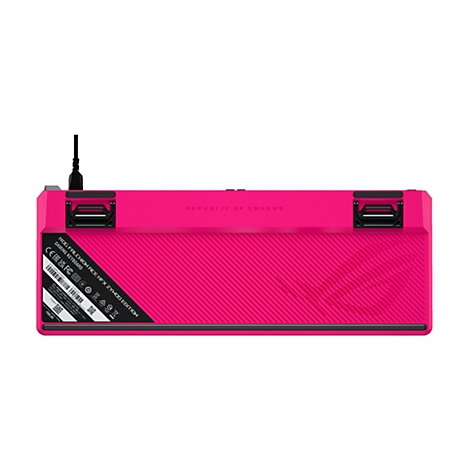 Rückseite der pinken ROG Falchion Ace HFX Gaming-Tastatur mit Standfüßen, Kabelanschluss und Produktlabel.