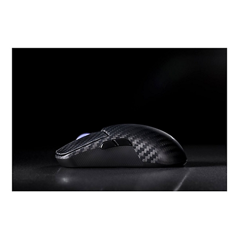 Draufsicht einer schwarzen Gaming-Maus mit Carbon-Muster auf schwarzem Hintergrund.