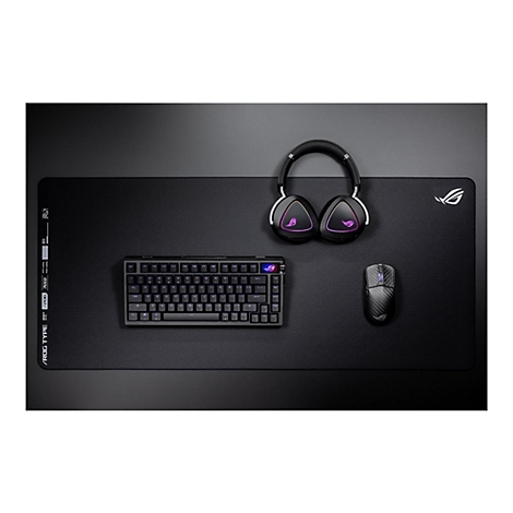 Schwarzes Gaming-Set mit Tastatur, Maus und Headset auf einer großen Mausmatte mit Logo.