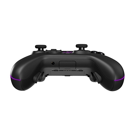 Rückseite eines schwarzen Gaming-Controllers mit Audioanschluss und violetten Lichtakzenten vor weißem Hintergrund.