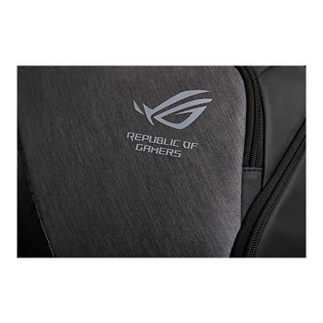 Nahaufnahme des ROG Republic of Gamers Logos auf einer dunkelgrauen Rucksackoberfläche mit Textilstruktur.