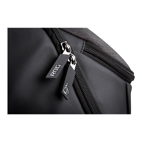 Nahaufnahme eines schwarzen Rucksacks mit Reißverschluss-Anhängern, die das ROG-Logo und den Schriftzug tragen.