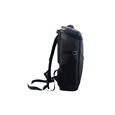 Schwarzer Rucksack in Seitenansicht vor weißem Hintergrund.