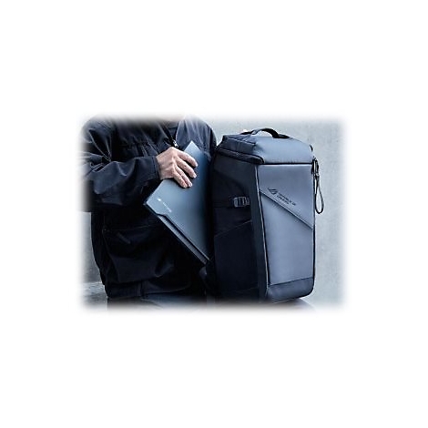 Person hÃ¤lt ein Laptop neben einem schwarzen Rucksack. Der Rucksack hat graue und schwarze Elemente.