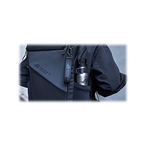 Ein Mann trÃ¤gt einen schwarzen Rucksack mit einer Wasserflasche in einer Seitentasche. Auf dem Rucksack und der Flasche ist ein Logo.