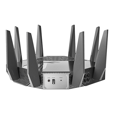 Ein schwarzer Router mit Antennen. Auf der Front befinden sich AnschlÃ¼sse und ein Schalter.