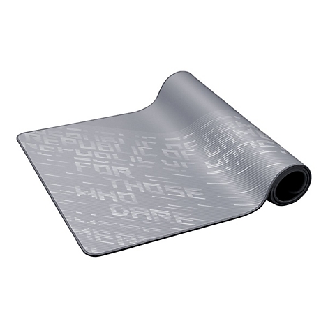 Ein graues Gaming-Mauspad mit horizontalem Linienmuster und dem Schriftzug For those who dare, teilweise aufgerollt.