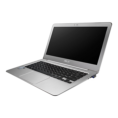 Un ordinateur portable argenté, légèrement ouvert sur fond blanc. Le clavier est noir, l'écran est noir et n'affiche rien.