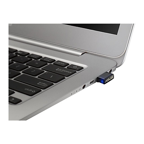 Gros plan sur un clavier d'ordinateur portable argenté avec un récepteur USB ASUS noir.