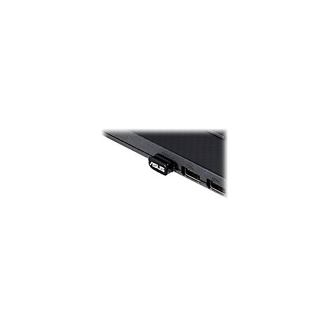 Ein kleiner schwarzer ASUS-USB-Stick eingesteckt in den seitlichen Port eines Laptops.
