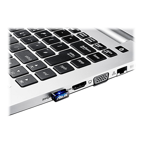 Blauer, leuchtender Asus USB-Stick eingesteckt in die Seite eines silbernen Laptops.