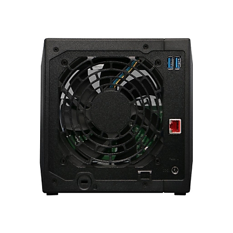 Schwarzes NAS-Gehäuse, Rückseite mit Lüfter, Anschlüssen und Ports. USB-Ports, Reset-Knopf und ein Ethernet-Anschluss sind sichtbar.