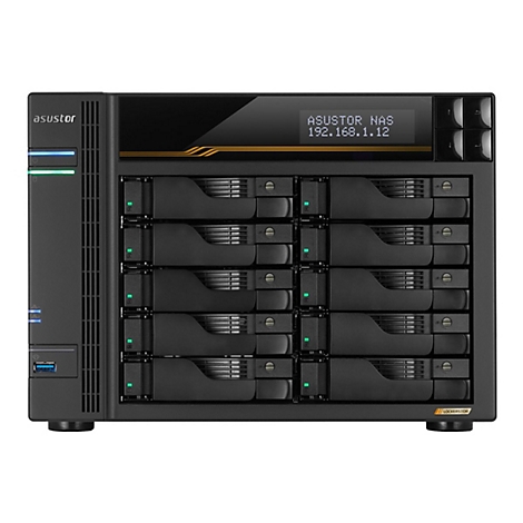 Schwarzer Asustor NAS-Server mit 10 Festplatteneinschüben und LCD-Display vor weißem Hintergrund.