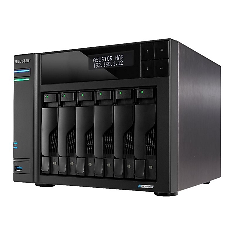 Schwarzer Asustor NAS-Server mit sechs Festplatteneinschüben und LCD-Display auf weißem Hintergrund.