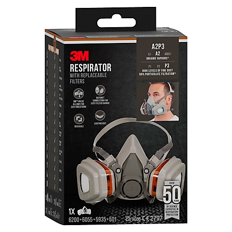 Graue Halbmaske mit Filtern und Kopfband, Blick von der Seite. Auf den Filtern steht "3M".