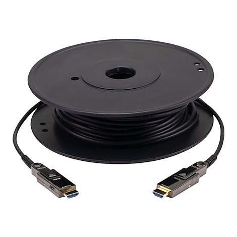 Ein schwarzes HDMI-Kabel auf einer runden Kabeltrommel vor weißem Hintergrund.
