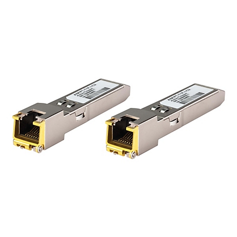 Zwei silberne SFP-Kupfer-Transceiver-Module mit goldenem RJ45-Anschluss vor weißem Hintergrund.