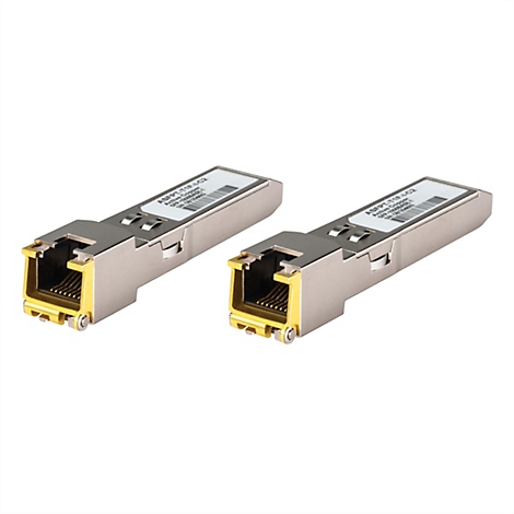 Zwei silberne SFP-zu-RJ45-Kupfer-Transceiver-Module mit gelben Anschlüssen vor weißem Hintergrund.