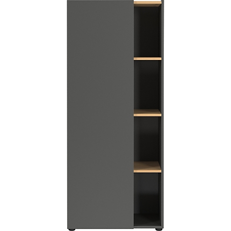 Grijze kast met vier planken. De linkerkant wordt bedekt door een grijze schuifdeur.