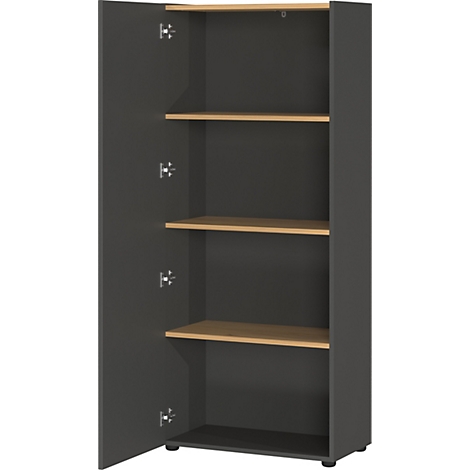 Een grijze kast met open deuren. Houten binnenplanken, kast staat op zwarte voetjes.