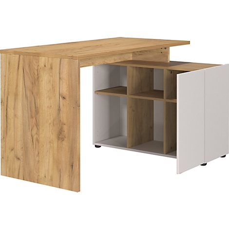 Een houten hoekbureau, lichtbruin tafelblad, poten en planken. Witte zijpanelen.