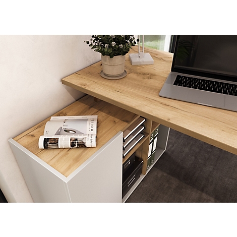 Bureau met laptop en tijdschrift. Er staat een plant op de tafel.