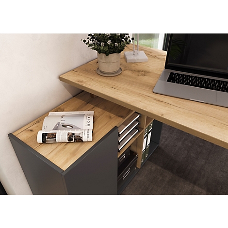 Houten bureau; tijdschrift, laptop en plant.