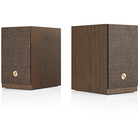 Deux enceintes rectangulaires aspect bois. Les façades ont une housse en tissu avec un logo doré.