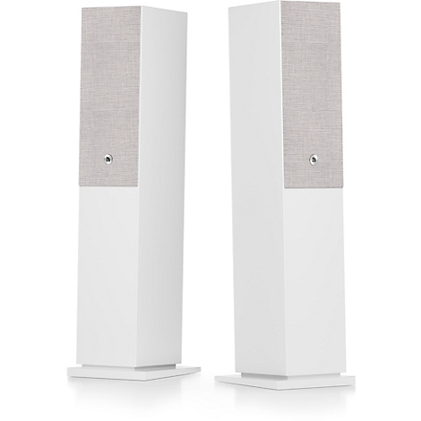 Deux enceintes blanches avec revêtement en tissu ; les logos sont visibles.