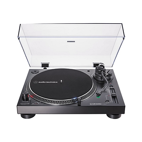 Schwarzer Audio-Technica Plattenspieler mit geöffneter transparenter Abdeckhaube auf weißem Hintergrund.