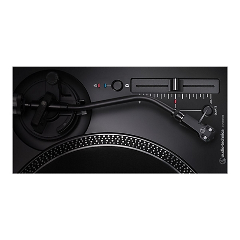 Draufsicht auf den Tonarm und die Bedienelemente eines schwarzen Audio-Technica Plattenspielers.