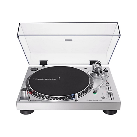 Silberner Audio-Technica Plattenspieler mit schwarzem Plattenteller und geöffneter Staubschutzhaube.