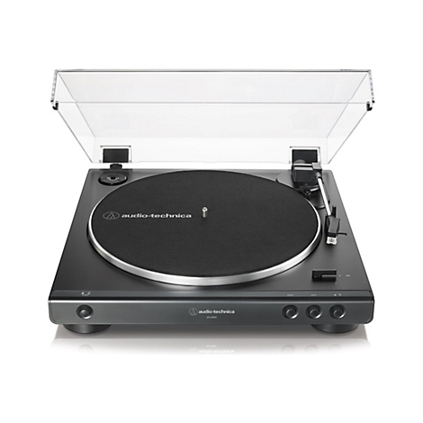 Schwarzer Audio-Technica AT-LP60X Plattenspieler mit geöffneter transparenter Staubschutzhaube vor weißem Hintergrund.