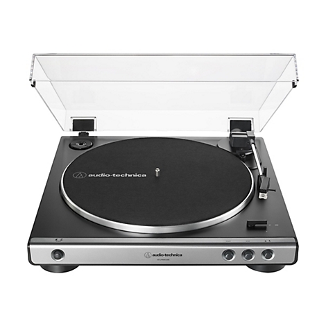 Audio-Technica Plattenspieler mit schwarzem Gehäuse und silberner Frontblende vor weißem Hintergrund.