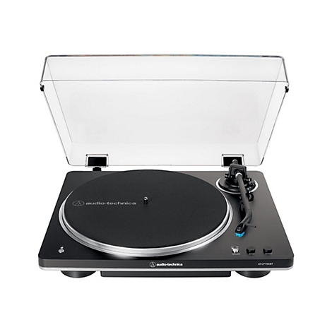 Schwarzer Audio-Technica Plattenspieler AT-LP70XBT mit geöffneter Abdeckung auf weißem Hintergrund.
