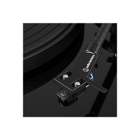 Nahaufnahme des Tonabnehmersystems eines schwarzen Audio-Technica Plattenspielers auf glänzender Oberfläche.