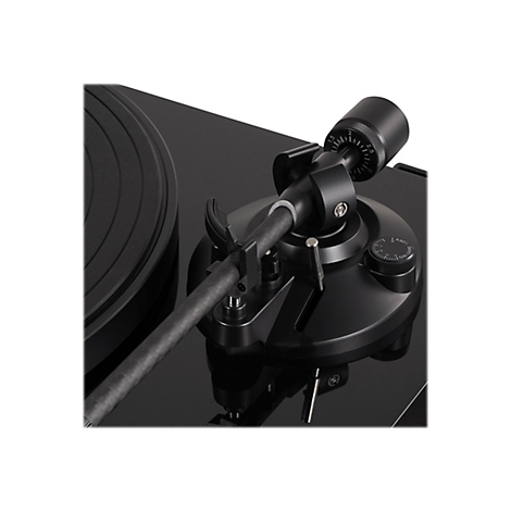 Detailansicht des Tonarms eines schwarzen Plattenspielers mit sichtbarer Carbon-Struktur.