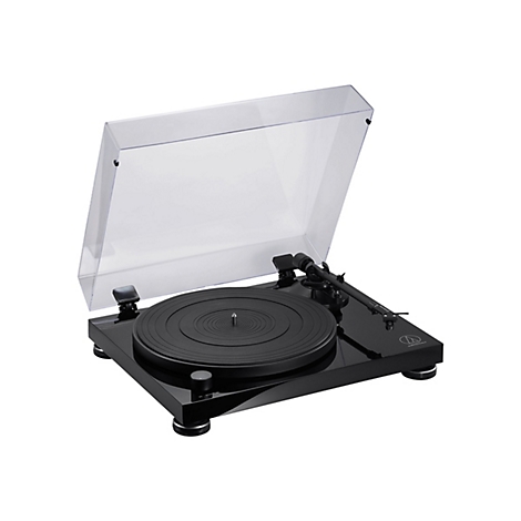 Schwarzer Audio-Technica Plattenspieler mit geöffneter transparenter Abdeckhaube auf weißem Hintergrund.