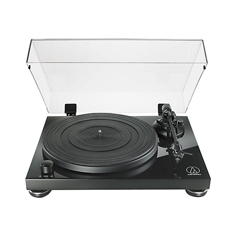 Schwarzer Audio-Technica Plattenspieler mit geöffneter transparenter Abdeckhaube vor weißem Hintergrund.